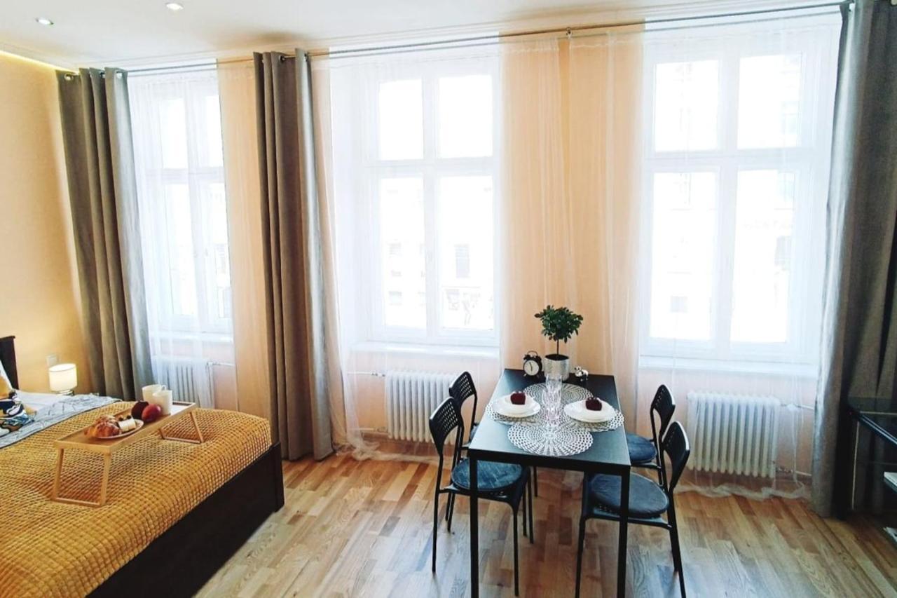 Centrally Located Studio Apartment รีกา ภายนอก รูปภาพ